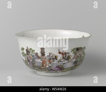 Bol, avec une inscription ou une 'conversation' moderne de minuit par William Hogarth (1697-1764) Bol, multi-couleur peint avec un rendement après minuit un 'conversation' moderne par William Hogarth, cuvette hémisphérique sur un ring, de porcelaine peinte. La frontière est décoré avec le motif Ozier. L'intérieur de la cuve est peinte avec la "Deutsche Blumen', l'extérieur avec deux représentations : l'un après une gravure de William Hogarth (minuit une conversation moderne) et une avec un paysage dans lequel une femme sert du café ou du thé à un homme de fumer à une table et d'un serviteur qui a chuté à Banque D'Images