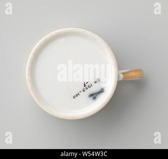 Tasse avec une bordure de vignes et de fleurs, Porcelaine tasse avec une paroi cylindrique et l'oreille en forme de C, peinte sur l'émail en vert, noir et or. Sur le mur extérieur, une bande de vignes d'un côté et les fleurs et les feuilles de l'autre côté. Rim d'or, le pied et l'oreille. Inscrite sur le fond avec les flèches croisées., La Courtille Parijs, Paris, ch. 1800 - c. 1824, Porcelaine, glaçure (matériel), de l'or (métal), la vitrification, H 6,3 cm d 6 cm l 8,3 cm Banque D'Images