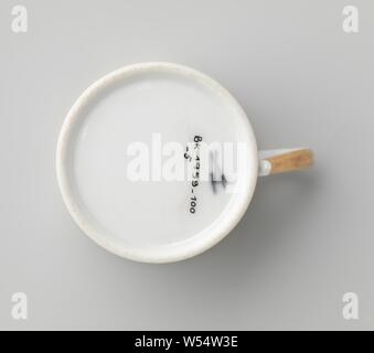 Tasse avec une bordure de vignes et de fleurs, Porcelaine tasse avec une paroi cylindrique et l'oreille en forme de C, peinte sur l'émail en vert, noir et or. Sur le mur extérieur, une bande de vignes d'un côté et les fleurs et les feuilles de l'autre côté. Rim d'or, le pied et l'oreille. Inscrite sur le fond avec les flèches croisées., La Courtille Parijs, Paris, ch. 1800 - c. 1824, Porcelaine, glaçure (matériel), de l'or (métal), la vitrification, H 6,3 cm d 6 cm l 8,3 cm Banque D'Images