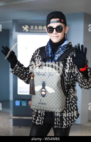 Acteur et chanteur taïwanais Jiro Wang arrive à l'Aéroport International de Shanghai Pudong à Shanghai, Chine, 24 février 2019. Gucci sac à dos : Banque D'Images