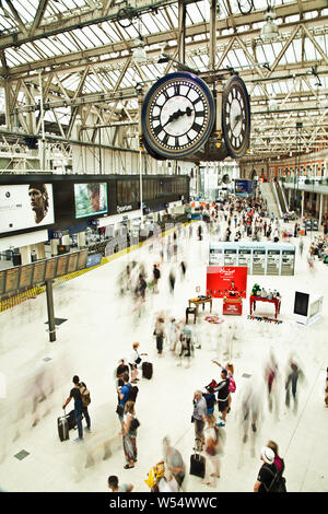 En attente d'un train à la gare de Waterloo Banque D'Images