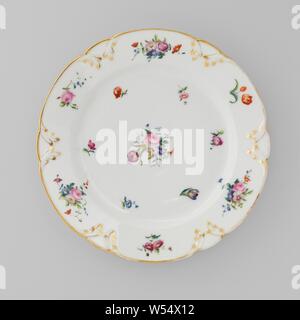 Plaque avec des bouquets et les sprays de fleurs, Porcelaine plaque avec un bord lobé peint sur la glaçure en bleu, rouge, rose, vert, jaune, violet, noir et or. Sur la télévision bouquets de fleurs différentes et nuages de fleurs. À partir de la bordure d'or, lobées, feuilles de vigne en relief modelé, ensemble avec l'or. Bouquets de entre. Trois proen sur le fond., Fabriek Dominique Denuelle, Paris, ch. 1839, Porcelaine, glaçure (matériel), de l'or (métal), la vitrification, H 3 cm d 24,6 cm d 15,7 cm Banque D'Images