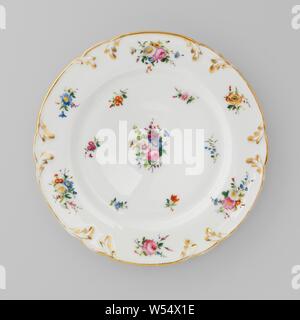 Plaque avec des bouquets et les sprays de fleurs, Porcelaine plaque avec un bord lobé peint sur la glaçure en bleu, rouge, rose, vert, jaune, violet, noir et or. Sur la télévision bouquets de fleurs différentes et nuages de fleurs. À partir de la bordure d'or, lobées, feuilles de vigne en relief modelé, ensemble avec l'or. Bouquets de entre. Trois proen sur le fond., Fabriek Dominique Denuelle, Paris, ch. 1839, Porcelaine, glaçure (matériel), de l'or (métal), la vitrification, H 3 cm d 24,6 cm d 15,7 cm Banque D'Images