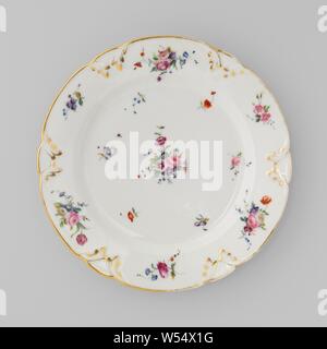 Plaque avec des bouquets et les sprays de fleurs, Porcelaine plaque avec un bord lobé, peinte sur l'émail en bleu, rouge, rose, vert, jaune, violet, noir et or. Sur la télévision bouquets de fleurs différentes et nuages de fleurs. À partir de la bordure d'or, lobées, feuilles de vigne en relief modelé, ensemble avec l'or. Bouquets de entre. Trois proen sur le fond., Fabriek Dominique Denuelle, Paris, ch. 1839, Porcelaine, glaçure (matériel), de l'or (métal), la vitrification, H 3 cm d 24,6 cm d 15,7 cm Banque D'Images