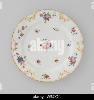 Plaque avec des bouquets et les sprays de fleurs, Porcelaine plaque avec un bord lobé, peinte sur l'émail en bleu, rouge, rose, vert, jaune, violet, noir et or. Sur la télévision bouquets de fleurs différentes et nuages de fleurs. À partir de la bordure d'or, lobées, feuilles de vigne en relief modelé, ensemble avec l'or. Bouquets de entre. Trois proen sur le fond., Fabriek Dominique Denuelle, Paris, ch. 1839, Porcelaine, glaçure (matériel), de l'or (métal), la vitrification, H 3 cm d 24,6 cm d 15,7 cm Banque D'Images