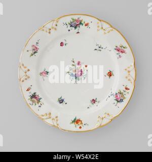 Plaque avec des bouquets et les sprays de fleurs, Porcelaine plaque avec un bord lobé, peinte sur l'émail en bleu, rouge, rose, vert, jaune, violet, noir et or. Sur la télévision bouquets de fleurs différentes et nuages de fleurs. À partir de la bordure d'or, lobées, feuilles de vigne en relief modelé, ensemble avec l'or. Bouquets de entre. Trois proen sur le fond., Fabriek Dominique Denuelle, Paris, ch. 1839, Porcelaine, glaçure (matériel), de l'or (métal), la vitrification, H 3 cm d 24,6 cm d 15,7 cm Banque D'Images