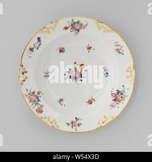 Plaque avec des bouquets et les sprays de fleurs, des tasses de la plaque avec un bord lobé, peinte sur l'émail en bleu, rouge, rose, vert, jaune, violet, noir et or. Sur la télévision bouquets de fleurs différentes et nuages de fleurs. À partir de la bordure d'or, lobées, feuilles de vigne en relief modelé, ensemble avec l'or. Bouquets de entre. Trois proen sur le fond. Inscrite sur le fond avec 'DENUELLE / Boulevard St Denis 18 / à Paris'., Fabriek Dominique Denuelle, Paris, ch. 1839, Porcelaine, glaçure (matériel), de l'or (métal), la vitrification, H 4,4 cm d 23,7 cm d 13,7 cm Banque D'Images