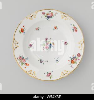 Plaque avec des bouquets et les sprays de fleurs, des tasses de la plaque avec un bord lobé, peinte sur l'émail en bleu, rouge, rose, vert, jaune, violet, noir et or. Sur la télévision bouquets de fleurs différentes et nuages de fleurs. À partir de la bordure d'or, lobées, feuilles de vigne en relief modelé, ensemble avec l'or. Bouquets de entre. Trois proen sur le fond. Inscrite sur le fond avec 'DENUELLE / Boulevard St Denis 18 / à Paris'., Fabriek Dominique Denuelle, Paris, ch. 1839, Porcelaine, glaçure (matériel), de l'or (métal), la vitrification, H 4,4 cm d 23,7 cm d 13,7 cm Banque D'Images