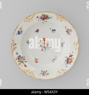 Plaque avec des bouquets et les sprays de fleurs, des tasses de la plaque avec un bord lobé peint sur la glaçure en bleu, rouge, rose, vert, jaune, violet, noir et or. Sur la télévision bouquets de fleurs différentes et nuages de fleurs. À partir de la bordure d'or, lobées, feuilles de vigne en relief modelé, ensemble avec l'or. Bouquets de entre. Trois proen sur le fond. Inscrite sur le fond avec 'DENUELLE / Boulevard St Denis 18 / à Paris'., Fabriek Dominique Denuelle, Paris, ch. 1839, Porcelaine, glaçure (matériel), de l'or (métal), la vitrification, H 4,4 cm d 23,7 cm d 13,7 cm Banque D'Images