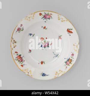 Plaque avec des bouquets et les sprays de fleurs, des tasses de la plaque avec un bord lobé, peinte sur l'émail en bleu, rouge, rose, vert, jaune, violet, noir et or. Sur la télévision bouquets de fleurs différentes et nuages de fleurs. À partir de la bordure d'or, lobées, feuilles de vigne en relief modelé, ensemble avec l'or. Bouquets de entre. Trois proen sur le fond. Inscrite sur le fond avec 'DENUELLE / Boulevard St Denis 18 / à Paris'., Fabriek Dominique Denuelle, Paris, ch. 1839, Porcelaine, glaçure (matériel), de l'or (métal), la vitrification, H 4,4 cm d 23,7 cm d 13,7 cm Banque D'Images