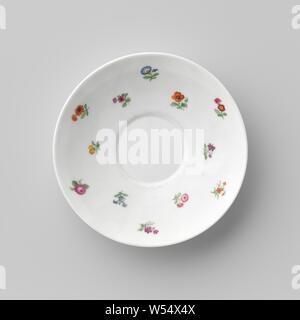 Saucer avec fleurs, plat en porcelaine, peintes sur l'émail en bleu, rouge, rose, vert, jaune, violet et noir. La paroi interne est recouverte de petits nuages de fleurs. Le revers est décoré. Inscrite sur le fond avec le sceptre avec K.P.M, le red apple avec K.P.M et le nombre 29 avec un triangle., Königliche Porzellan Manufaktur, Berlin, c. 1837 - c. 1844, porcelaine (matériau), glaçure, la vitrification, H 3,2 cm d 7,2 cm 14,8 cm d Banque D'Images