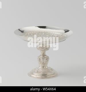 Tazza (tasse à pieds) avec une assemblée des dieux de l'Olympe Tazza avec représentation d'un rassemblement des Dieux Olympiques, ecuelle ronde sur la base de l'argent. Sur la base d'une représentation d'un rassemblement de dieux olympiques. Sur la plaque de trois cartouches, paysages de montagne avec des rivières, des bâtiments et des chiffres. Marque d'origine : le bouclier avec trois diamants., les dieux de l'Olympe ensemble : Jupiter, Junon, Neptune, Ceres, Apollo, Diana, Mars, Vénus, Mercure, Minerve, Vulcan, Vesta (ou Bacchus), Aelbert Verhaer (attribué à), Utrecht, 1602, de l'argent (métal), h 17,0 cm × 21,5 cm × w d 712 Banque D'Images