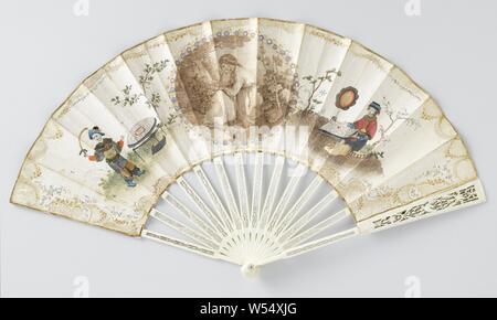 Ventilateur de pliage avec une double feuille de papier, sur lequel une ronde, la découpe dot gravure représentant une femme assise au milieu d'amoureux avec une chinoiserie figure avec des vêtements de soie des deux côtés, sur un châssis de dentelle d'os, ce ventilateur est une imitation d'un type chinois qui avait élaboré au cours du 18ème siècle dans le canton d'un modèle chinois du sud du 17ème siècle. Ces fans cantonaise, qui ont voulu en raison de la grand nombre de petites figures avec des visages peints en miniature sur ivoire, ont été appelés "cent visages" fans. Contrairement à leurs exemples, les caractères chinois Banque D'Images