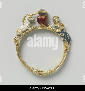 L'anneau avec dame à la licorne, anneau d'or, émail et diamant. Au centre un diamant-coeur couronné entre une licorne et un blanc-bleu revêtus femme, unicorn, serrer la main, 'extrarum" de soudure froide, anonyme, Zuid-Duitsland, ch. 1550 - c. 1600, de l'argent (métal), diamond (minéral), h 2,6 cm × d 2.0 cm Banque D'Images