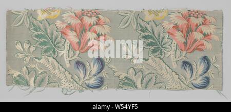 Fragment de la soie avec un motif de troncs d'arbres à l'écorce de l'éclair, avec trois fruits en forme de coup bleu et le calice des fleurs en rose, rouge, vert et blanc et feuilles de chêne, fragment d'un tissu de soie avec une hauteur asymétrique d'un modèle incomplet ligne droite de troncs d'arbres avec des angles en pente vers la gauche avec contours vert et blanc de l'écorce de la foudre, qui coupe sur une branche sur laquelle trois fruits bleu en forme de plaquette. Ci-dessous c'est une branche coupée avec de la calice en rose, vert et blanc, et une feuille de chêne suspendu. Ci-dessous c'est un fruit jaune (couper)., anonyme, France (peut-être), ch. 1725 - c. 1735 Banque D'Images