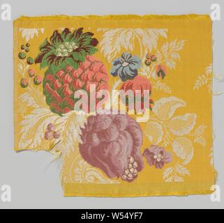 Fragment de tissu de soie avec modèle d'ananas et fruits rouge-violet sur fond jaune, fragment de tissu de soie avec un motif asymétrique, incomplète : une branche blanche pousse avec une branche avec des feuilles blanc blanc, qui presque disparaître derrière deux gitantic les fruits. Sur la gauche, à la verticale, un ananas avec une couronne de feuilles vertes et vieux rose et rouge-brique pèse-personne, sur un fond vert. Sur la droite une pendaison de fruits en forme de cloche ou fleur en trois tons de violet avec les graines dans le haut. En outre, petites fleurs, fruits et baies., anonyme, France (peut-être), ch. 1725 - c. 1735 lampas, soie, Banque D'Images