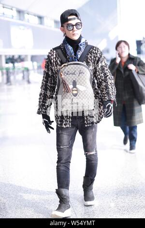 Acteur et chanteur taïwanais Jiro Wang arrive à l'Aéroport International de Shanghai Pudong à Shanghai, Chine, 24 février 2019. Gucci sac à dos : Banque D'Images