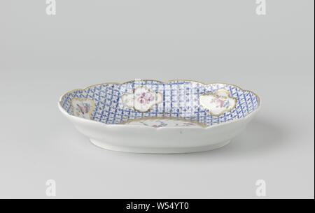 Plat d'une couche de fleurs et motifs décoratifs en sprays, plat ovale en porcelaine avec un bord lobé, peint en bleu sous glaçure et sur l'émail bleu, rouge, rose, vert, jaune et or. L'avant est recouvert de serviette de travailler avec un médaillon de parchemins remplis de fleurs avec un bouquet de fleurs différentes. Sur le mur intérieur, six quatre-passes sont enregistrés, chacun avec une branche de fleurs. La frontière de l'or avec une bande d'hémisphères. Inscrite sur le fond avec la corne, R, A et Lucas., Chantilly, ch. 1750, Porcelaine, glaçure (matériel), de l'or (métal), la vitrification, H 5 cm l 24,7 cm × 18,1 cm d w 17,3 cm × 11,5 cm d Banque D'Images