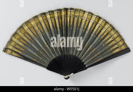 Ventilateur ventilateur pliage Pliage avec soie verte feuille sur laquelle les amoureux, de palmettes et de motifs classiques empilés de cuivre doré, sur cadre en bois laqué noir, avec ventilateur de pliage de feuilles de soie verte sur laquelle les amoureux, de palmettes et de motifs classiques empilés de cuivre doré, monté sur bois laqué noir. Le limbe des feuilles est bordé par le haut avec une bande de papier d'or. Sur chaque segment entre les jambes, le ventilateur est décoré de haut en bas avec : trois horizontalement placé des amoureux, une photo où les flèches sont perforées, trois amants. La 15e image à partir de la gauche est différent du reste. Ci-dessous une longue Banque D'Images