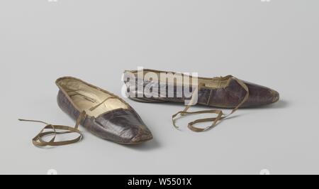 Fait d'or chaussures en cuir avec une tourelle de nez coupé droit et sans talon et les bandes de ruban marron, Chaussure cuir tourelle d'or. L'égalité de gauche / droite. Modèle : coupe droite du nez. Pas de talon. Crossbands ruban brun. Doublure en cuir blanc, avec des draps bordée aux orteils. De légers dégâts pour le nez, anonyme, Belgique), ch. 1825 - c. 1850, in a general sense, voering, l 25 cm × w 5 cm × H 5 cm Banque D'Images