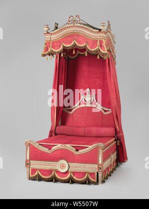 Coussin rouleau recouvert de tissu de laine rouge, coussin Rouleau recouvert de tissu de laine rouge. Le coussin rouleau appartient au lit à baldaquin, anonyme, Pays-Bas), ch. 1775 - c. 1800, bois (matière végétale), pin (bois), tilleul, de fer (métal), , (matériau), soie, peinture (revêtement), h 320,5 cm × w 154 cm × d 208,5 cm Banque D'Images