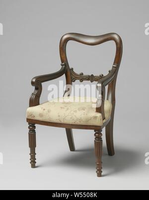 De l'acajou, Fauteuil meubles meubles pour enfants composé de trois chaises et deux fauteuils. Les pattes avant sont ronde décorée de tourner et avec une bordure de profils semi-circulaire. En forme de sabre les pattes de déborder dans la fenêtre arrière avec des postes et linteau et avec un rail intermédiaire, ornée de feuille placés symétriquement, entre lesquels un morceau de clôture à profil verticalement. Les accoudoirs en forme de S et jambes de fin dans une volute, le bas de l'ours struts demi-cercle adulte. Siège rembourré., anonyme, Pays-Bas, 1850 - 1875, le bois (matière végétale), l'acajou Banque D'Images