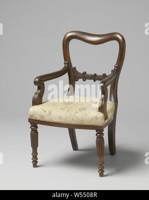 De l'acajou, Fauteuil meubles meubles pour enfants composé de trois chaises et deux fauteuils. Les pattes avant sont ronde décorée de tourner et avec une bordure de profils semi-circulaire. En forme de sabre les pattes de déborder dans la fenêtre arrière avec des postes et linteau et avec un rail intermédiaire, ornée de feuille placés symétriquement, entre lesquels un morceau de clôture à profil verticalement. Les accoudoirs en forme de S et jambes de fin dans une volute, le bas de l'ours struts demi-cercle adulte. Siège rembourré., anonyme, Pays-Bas, 1850 - 1875, le bois (matière végétale), l'acajou Banque D'Images