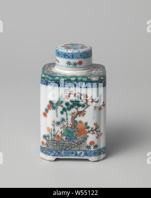 Plateau carré caddy avec des plantes à fleurs, oiseaux, papillons et les modèles de couche-culotte, carré plateau caddy de porcelaine avec coins et pressé sur quatre pieds, peint en bleu sous glaçure et sur l'émail bleu, rouge, vert, jaune, noir et or. En Chine sur le mur en bleu sous glaçure décorée avec des sprays de fleurs et deux bandes avec nappes travail interrompu par une branche de fleurs dans un cartouche, l'épaule avec quatre sprays de fleurs. Décoré dans l'Europe de l'émail avec un papillon sur deux côtés au-dessus une plante à fleurs et des deux côtés les trois amis de l'hiver' (pin, prunus, bambou) et d'oiseaux liées derrière Banque D'Images