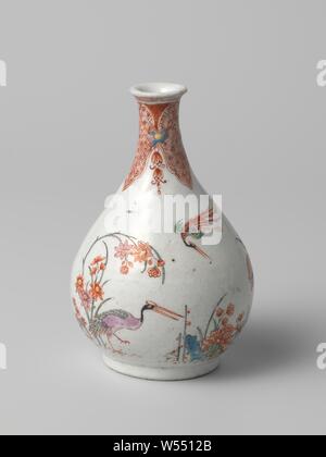 Vase bouteille en forme de poire avec trois groupes de fleurs et trois oiseaux, vase en porcelaine en forme de bouteille avec un corps en forme de poire et de propager le cou, peinte sur l'émail en bleu, rouge, vert, jaune, noir et or. Sur le ventre, trois groupes de fleurs (pivoine, chrysanthème) avec bambou, un rocher ou de trésorerie liés ensemble avec un oiseau volant et un oiseau sur une branche (hoo-birds [ ?]) ou un oiseau permanent (grue [ ?]). Sur le cou une serviette avec bande en travail lambrequins, séparés par une fleur et de suspendre des vrilles. La cuisson du sable sur le socle. Le bord a été brisé. Ancienne étiquette au bas avec 'Collectie Banque D'Images