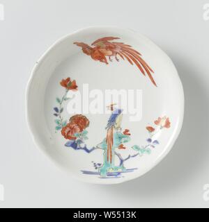 Dessus de la soucoupe d'oiseaux hoo, plat en porcelaine, peintes sur l'émail en bleu, rouge, vert, jaune, noir et or avec une paire de hoo-oiseaux, l'un en l'air et une sur un rocher avec une branche de fleurs. Fissure dans l'émail. Style Kakiemon., anonyme, le Japon, l'c. 1670 - c. 1700, période Edo (1600-1868), Porcelaine, glaçure (matériel), de l'or (métal), la vitrification, H 2,3 cm d 6,7 cm 11,4 cm d Banque D'Images