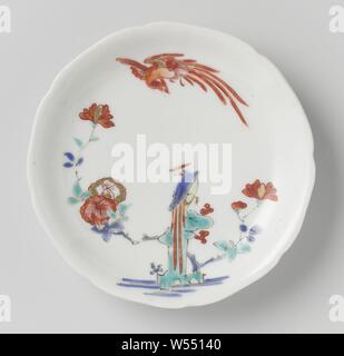 Dessus de la soucoupe d'oiseaux hoo, plat en porcelaine, peintes sur l'émail en bleu, rouge, vert, jaune, noir et or avec une paire d'oiseaux hoo, l'un dans l'air et sur un rocher avec une branche de fleurs. Style Kakiemon., anonyme, le Japon, l'c. 1670 - c. 1700, période Edo (1600-1868), Porcelaine, glaçure (matériel), de l'or (métal), la vitrification, H 2,1 cm d 6,6 cm 11,4 cm d Banque D'Images