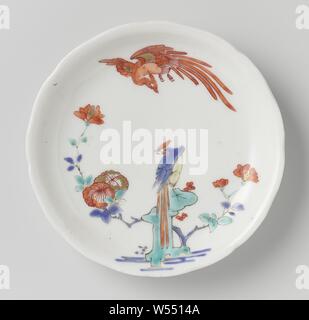 Dessus de la soucoupe d'oiseaux hoo, plat en porcelaine, peintes sur l'émail en bleu, rouge, vert, jaune, noir et or avec une paire d'oiseaux hoo, l'un dans l'air et sur un rocher avec une branche de fleurs. Style Kakiemon., anonyme, le Japon, l'c. 1670 - c. 1700, Porcelaine, glaçure (matériel), de l'or (métal), la vitrification, H 2,1 cm d 6,6 cm 11,4 cm d Banque D'Images