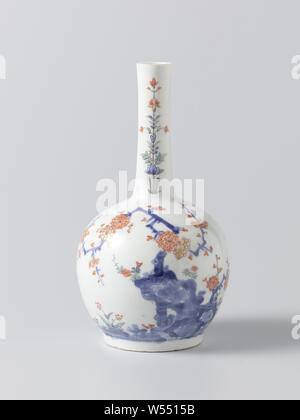 Vase bouteille avec des plantes à fleurs à proximité de rochers, vase en porcelaine en forme de bouteille avec un corps sphérique et une longue, col étroit, peint en bleu sous glaçure et sur l'émail bleu, rouge, vert, noir et or. Sur le ventre des plantes à fleurs (prunus, bambou) sur les rochers, les nuages et les oiseaux. Deux fois une tête lotus stylisé sur le cou. Style Kakiemon., anonyme, le Japon, l'c. 1675 - c. 1699, période Edo (1600-1868), Porcelaine, glaçure (matériel), le cobalt (minéral), de l'or (métal), la vitrification, h 19,6 cm Banque D'Images