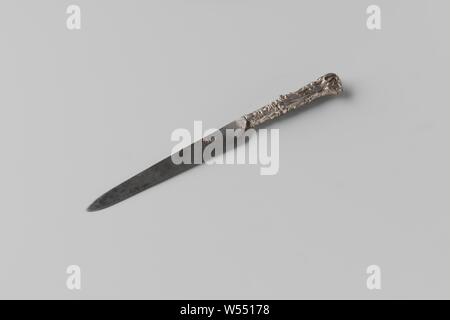Couteau avec poignée d'argent, composé entièrement d'ornements du lobe. Deux marques dans la lame de fer., anonyme, Noord-Duitsland (peut-être), 1600 - 1650 et/ou 1800 - 1900, de l'argent (métal), de fer (métal), l 18,8 cm Banque D'Images