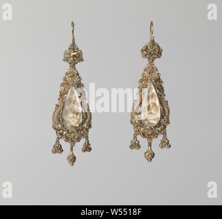 Avec Cheveux boucles d'Oreille, travail avec les cheveux en filigrane et travail. La forme de larme allongée pièce centrale est entourée de travail en filigrane, notamment des avertisseurs et des fleurs de la Zélande bourgeons. Ci-dessous, en fonction, trois ornements or estampillé. Le crochet est connecté à ce par un œil en haut de l'oreille et est décoré avec un ornement gravé et 225 boutons. La décoration des crochets est différent, on a l'anglais lily au milieu, l'autre une fleur à volutes. La pièce centrale en forme de goutte présente ses travaux sur l'ivoire sous verre. La représentation est celle d'une poitrine avec les lettres CAT Banque D'Images