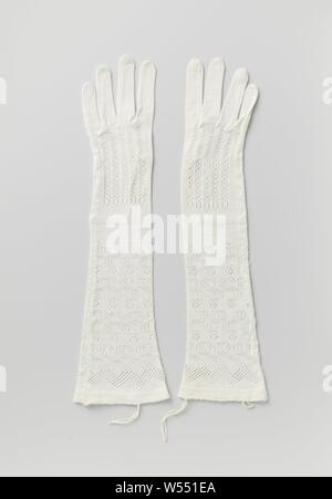 Des gants en coton blanc avec tissu ajour, bon gant de coton blanc avec machine ajour-knit, soi-disant "Kulier' tissu., anonyme, West-Europa, ch. 1925 - c. 1935, in a general sense, tricotage, l 43 cm × w 12,5 cm Banque D'Images