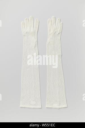 Gant de tricot machine blanche, à gauche de la machine tricoter des gants blancs. 'Tissu jacquard' avec des fleurs, des couronnes et des archets. Au poignet élastique., anonyme, West-Europa, ch. 1925 - c. 1935, in a general sense, tricotage, l 43 cm × w 10 cm Banque D'Images