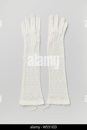 Des gants en coton blanc avec ajour, tissu de coton blanc gant gauche avec machine ajour-knit, soi-disant "Kulier' tissu., anonyme, West-Europa, ch. 1925 - c. 1935, in a general sense, tricotage, l 43 cm × w 12,5 cm Banque D'Images