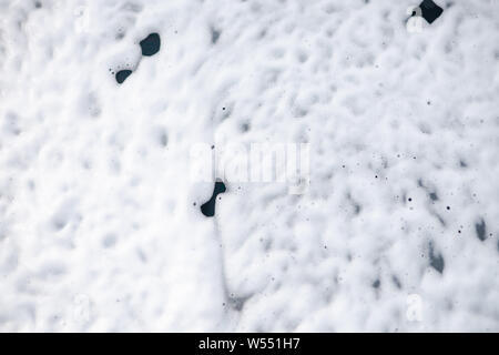 Voiture laver avec du savon. Close up de la mousse sur les pare-brise. Lavage de voiture ouvert. Banque D'Images