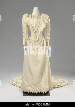 Avec robe de mariage robe de mariage volants pinked, composé d'un corps (A) et une jupe (B), fait de soie ottoman blanc crème, robe nuptiale composé d'un corps et d'une jupe, faite de soie ottoman blanc crème. Adresse : ESPERANCE POS / AMSTERDAM., Espérance, Amsterdam, 1891 Pos, soie, batiste Banque D'Images