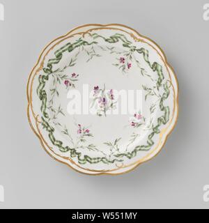 Plaque, peint de guirlandes avec des bouquets pendaison, Assiette de porcelaine. Bord cannelé avec garniture en or. Peint sur le bord avec quatre guirlandes de ruban en pointillé vert et blanc, d'où des bouquets de fleurs violettes dépendent. Au milieu du ruban trois violettes liée en violet, vert, jaune et bleu. Le long de la jante dans les rocailles de l'or., Manufactuur Oud-Loosdrecht, Loosdrecht, ch. 1778 - c. 1782, porcelaine (matériau), h 3,5 cm × d 25 cm Banque D'Images