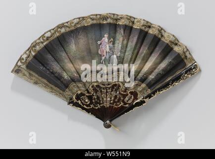 Ventilateur pliant avec feuilles de gaze verte sur laquelle une cartouche de soie noire avec un homme debout en costume néo-rococo à l'huile, à côté de lui et une femme assis sur un banc dans un jardin, coupe sur ajour et gaufré, de feuilles d'or et incrusté de châssis peint en turtle ( ?), le pliage des feuilles de vert ventilateur avec grillage sur lequel une cartouche de soie noire d'un style néo-rococo homme habillé en croix centrale et un bâton dans sa main droite. Sur sa gauche est une femme avec un chapeau de paille, un bleu et blanc costume, et un panier de fleurs sur son bras gauche. La scène est encadrée par une bordure de l'ombre et les amateurs de peinture sur soie d'or noir. La Signature Banque D'Images