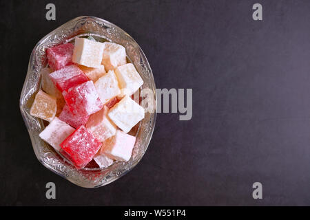 Turkish Delight. Les loukoums aromatisés. Surface isolée Banque D'Images