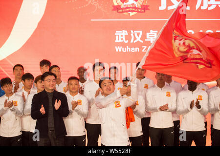 Wuhan Zall joueurs assister à la cérémonie de l'expédition de 2019 en saison de Wuhan, Hubei Province du centre de la Chine, 26 février 2019. Banque D'Images