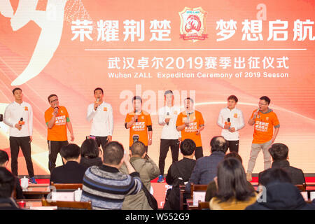 Wuhan Zall joueurs assister à la cérémonie de l'expédition de 2019 en saison de Wuhan, Hubei Province du centre de la Chine, 26 février 2019. Banque D'Images