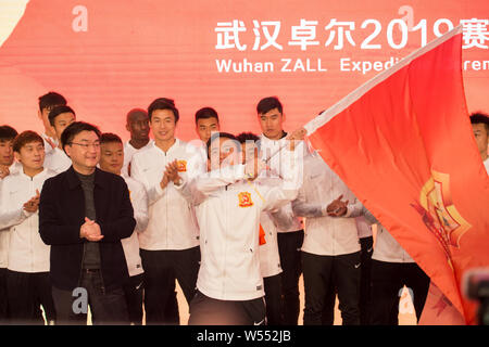 Wuhan Zall joueurs assister à la cérémonie de l'expédition de 2019 en saison de Wuhan, Hubei Province du centre de la Chine, 26 février 2019. Banque D'Images