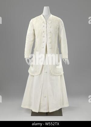 Jupe en coton blanc costume en coton orné d'un bouton et de décoration, une jupe en coton blanc costume en coton orné d'un bouton et la décoration. Modèle : Long, tournant, faisant glisser légèrement, avec quatre plis bell, au cours de laquelle trois voies déployée à l'avant à l'aide d'un bouton et de décoration. Les boutons sont faits de blanc, tissu matelassé et brodé, Baarn, Wilhelmina Hooft Graafland de Caroline L Schotervlieland-van Oldenbarneveld appelé Witte Tullingh, anonyme, Pays-Bas (peut-être), ch. 1907 - c. 1909, le coton (textile), sergé, l 92,0 cm × l 97,0 cm Banque D'Images