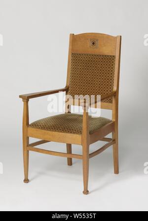 Avec un fauteuil tressé sculpté rosace et couvert avec une bande verte avec des motifs de diamants rouge, Fauteuil de chêne reposant sur quatre pieds galbés. Les jambes sont reliés entre eux par des lignes courbes. Les jambes avant de continuer dans le struts pour les accoudoirs. Les pattes de continuer dans l'arrière-postes. Le dossier se compose d'un panneau avec un sommet arrondi sur le dessus et une ligne sur le fond. L'espace ouvert entre les deux est couvert de toile verte avec des motifs de diamants rouges. Sur le panneau en haut est une rosace tressée sculpté avec bords pearl et incrusté d'ébène au milieu. Les accoudoirs s'élargir à l'avant Banque D'Images