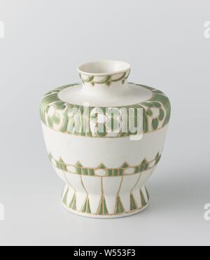 Vase au décor vert et d'or, Vase de porcelaine biscuit au décor vert et l'or., Adolf le Comte, Delft, c. 1900, porcelaine (matériau), biscuit (porcelaine, matériel), h 12,0 cm × 11,2 cm d Banque D'Images