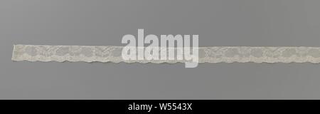 Bande de dentelle avec la moitié en forme de diamant et de médaillons circulaires lobées, Bande de couleur naturelle : La dentelle Dentelle de Malines. Le motif répétitif est constitué de la moitié des médaillons le long du haut en forme de diamant en alternance avec des lobes circulaire. Le modèle le long de la légère pointe de pétoncles se compose d'une des sections très-out dans lequel les contours de fleurs stylisées et les feuilles sont faites avec bords ajourés. Les motifs sont reliés par un sol. Les motifs sont réalisés en lin avec contour threads légèrement plus épais et en partie avec bords ajourés. Deux différents motifs décoratifs ont été utilisées Banque D'Images